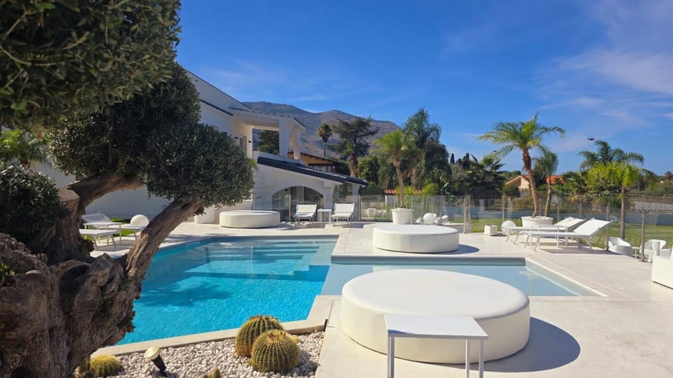 Pool view, Swimming pool, sunbed
