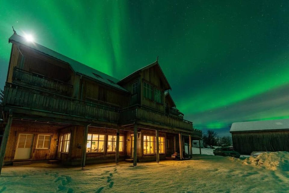 Secluded northern light apartment with great view! Apartment in Troms Og Finnmark
