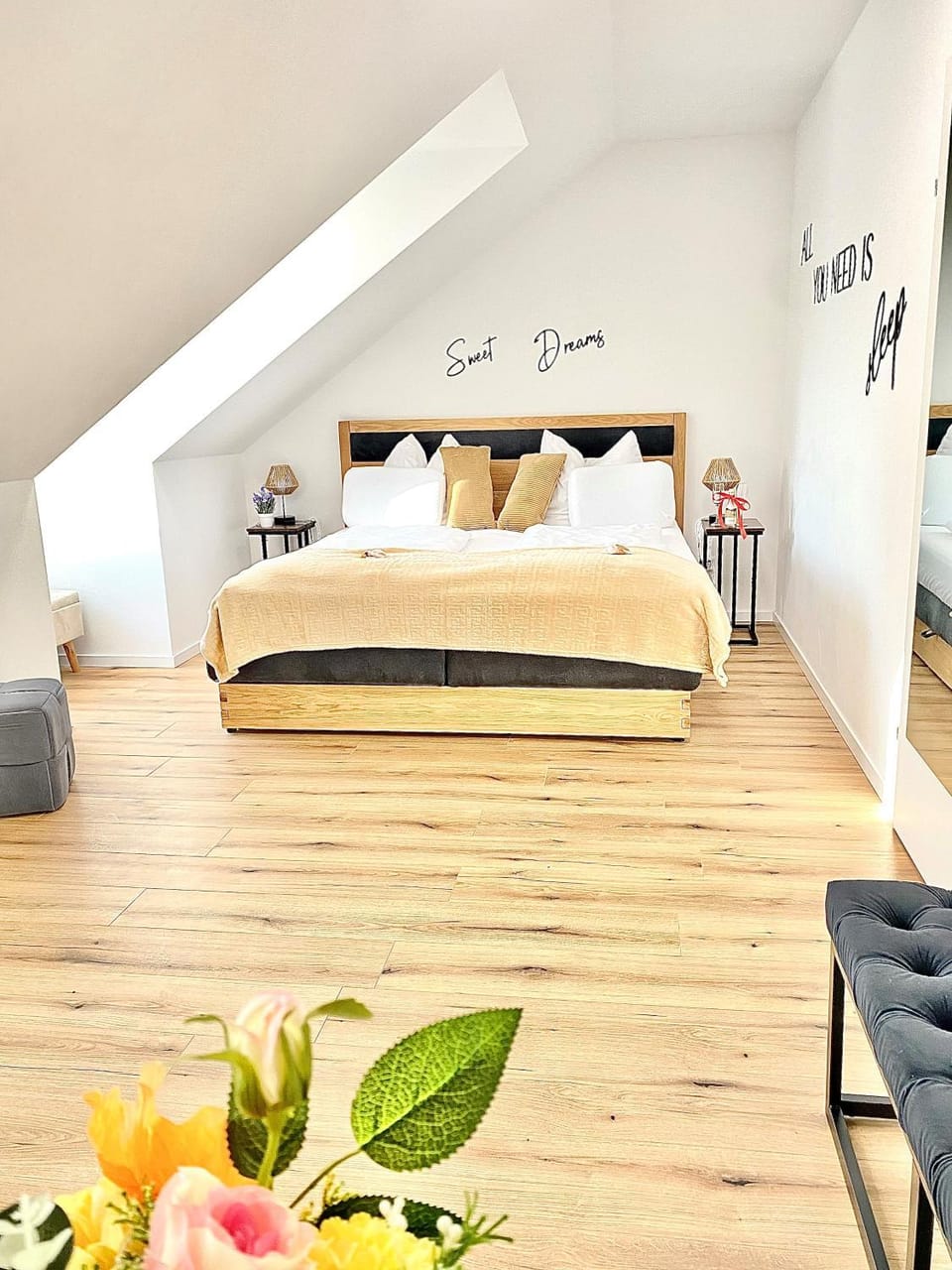Bed, Photo of the whole room, Bedroom