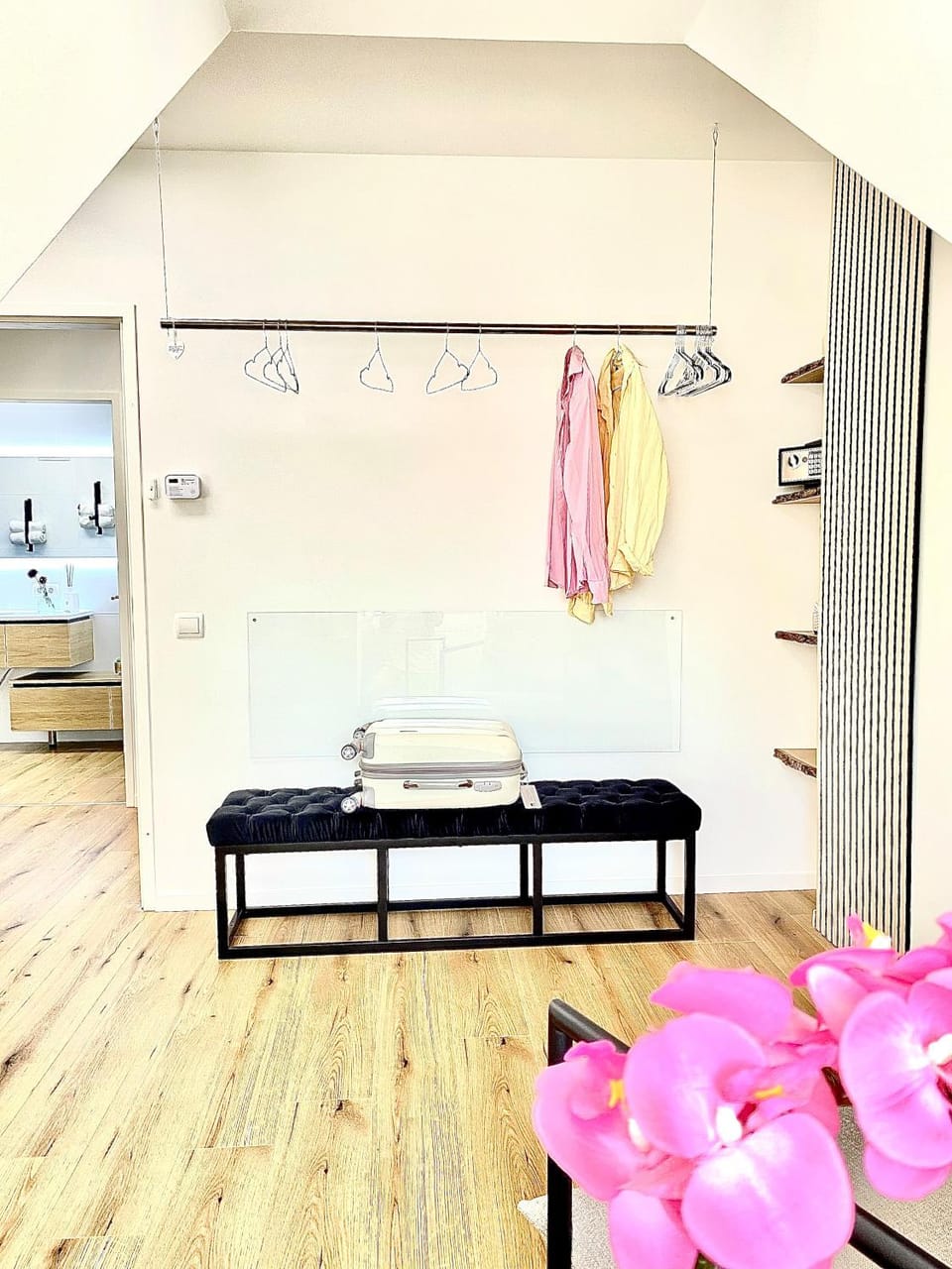 Photo of the whole room, Bedroom, wardrobe