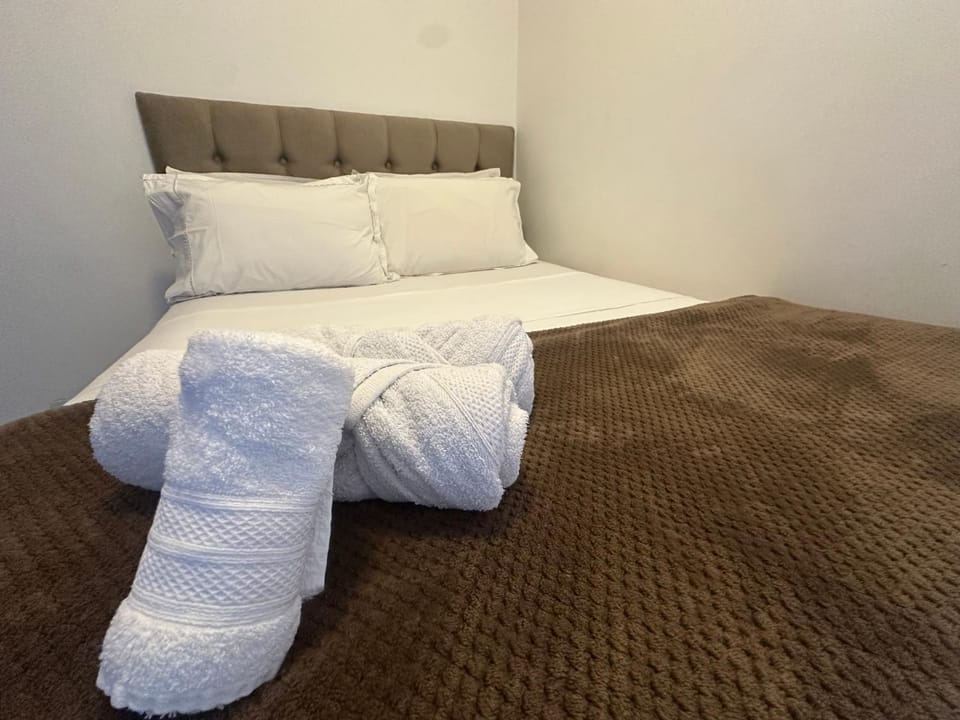 Bed, towels