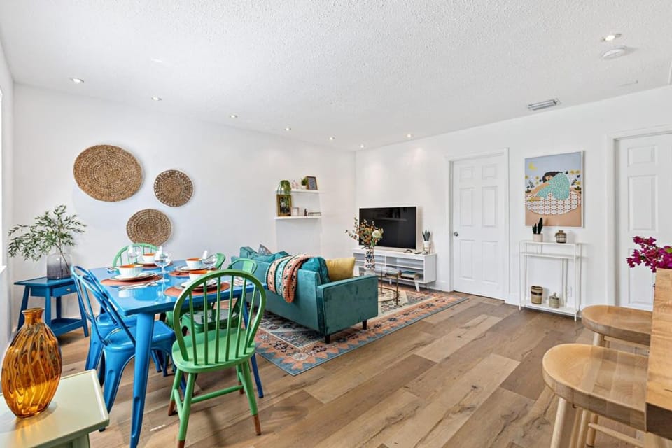 Stylish 2 BR condo - close to Riverwalk House in Fort Lauderdale