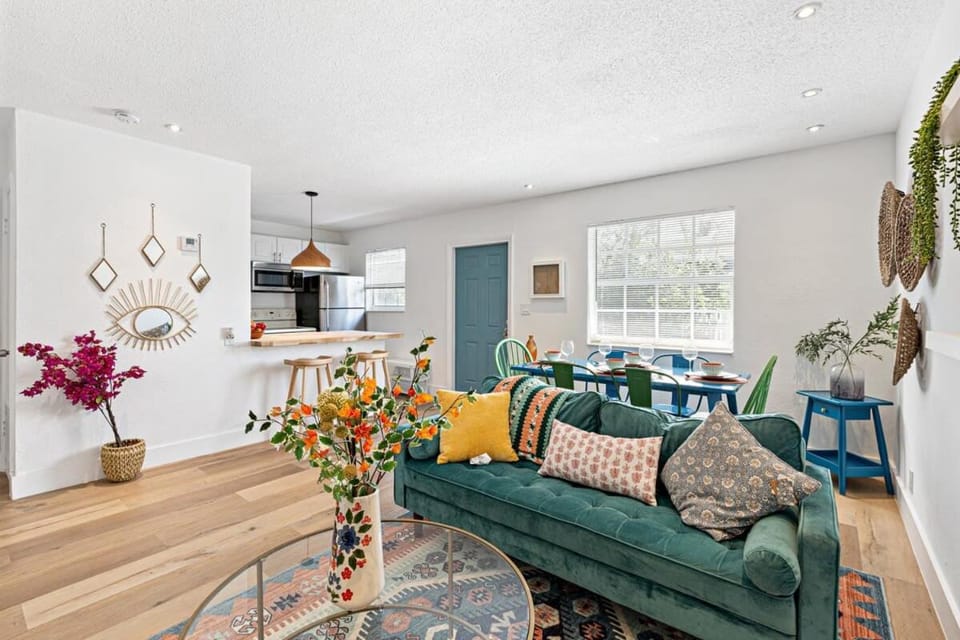 Stylish 2 BR condo - close to Riverwalk House in Fort Lauderdale