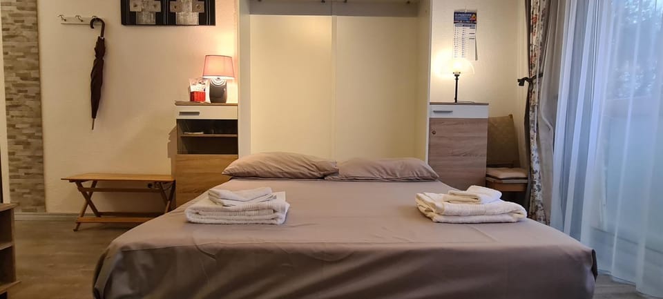 Bed, Photo of the whole room, Bedroom, towels