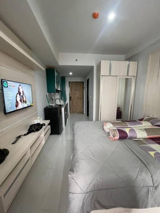 Bed, TV and multimedia, Photo of the whole room, Bedroom, wardrobe