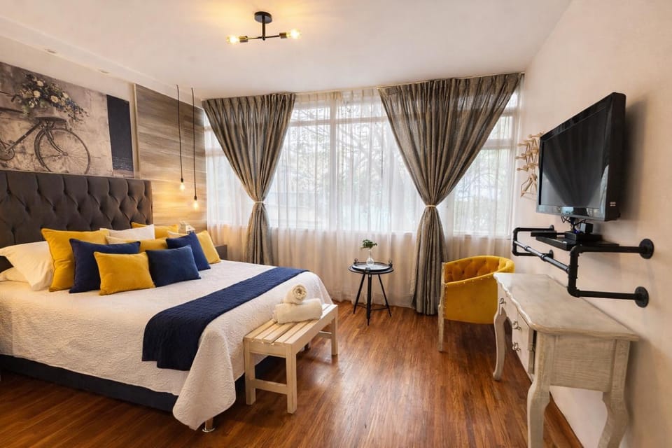 Bed, TV and multimedia, Photo of the whole room, Bedroom