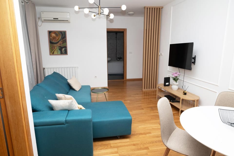 Communal lounge/ TV room, Facade/entrance, TV and multimedia, Living room, Seating area, Evening entertainment, air conditioner
