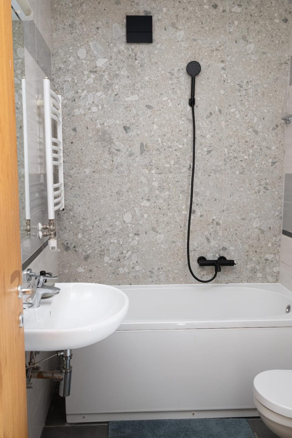 Shower, Toilet, Bathroom, Bath, towels
