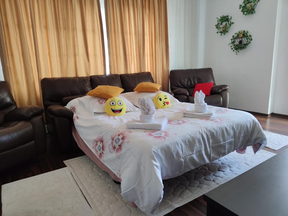 Bed, Living room, towels