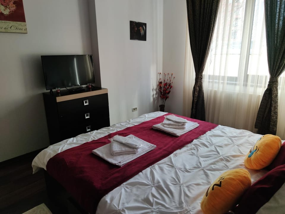 Bed, TV and multimedia, Bedroom, towels
