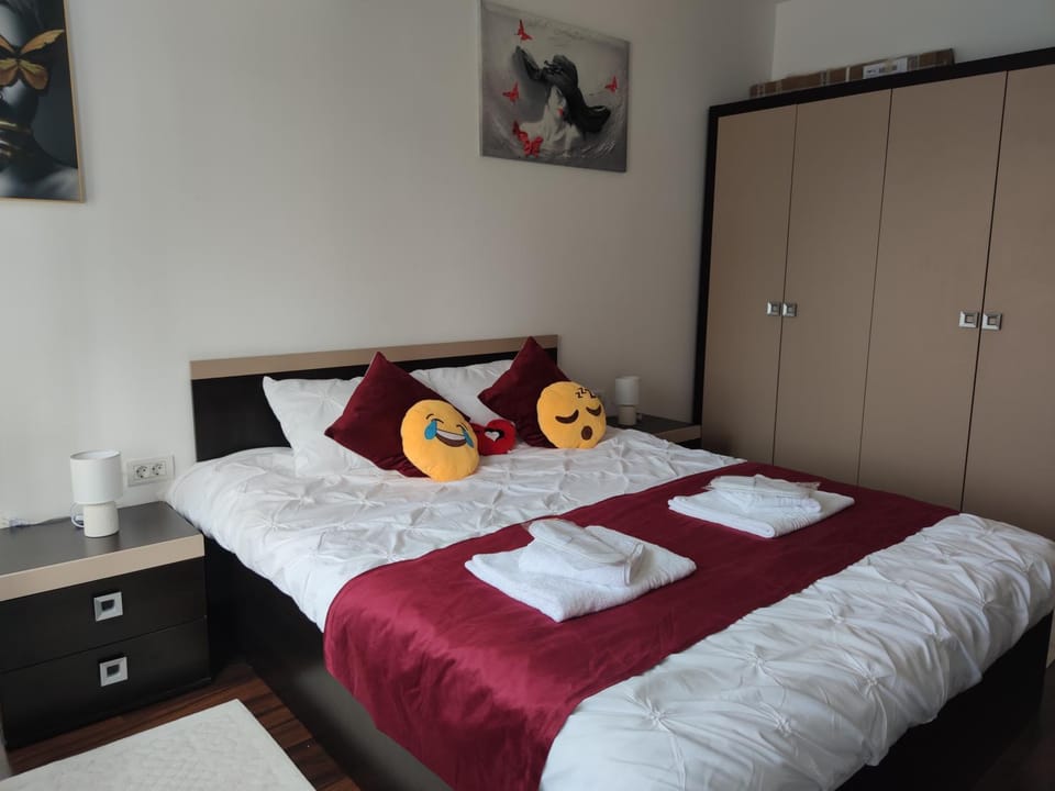 Bed, Bedroom, towels, wardrobe