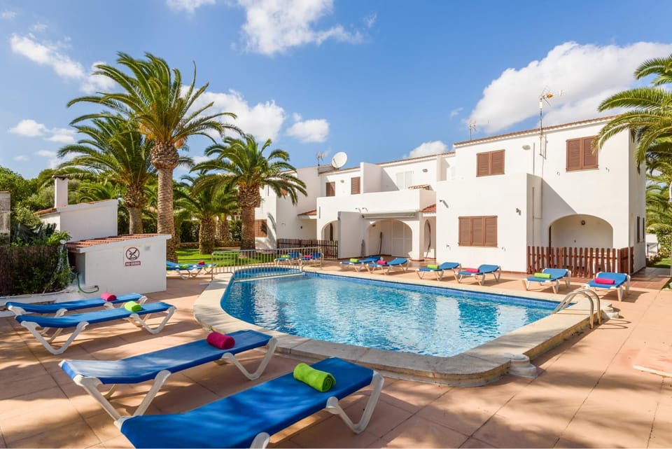 Property building, Patio, Day, Pool view, Swimming pool, Swimming pool, sunbed