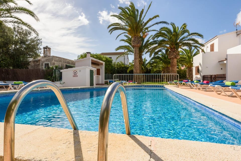 Property building, Day, Pool view, Swimming pool, sunbed