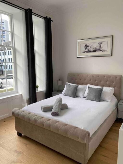 Grand Apartment on HOE/BARBICAN Allocated PARKING! Apartment in Plymouth