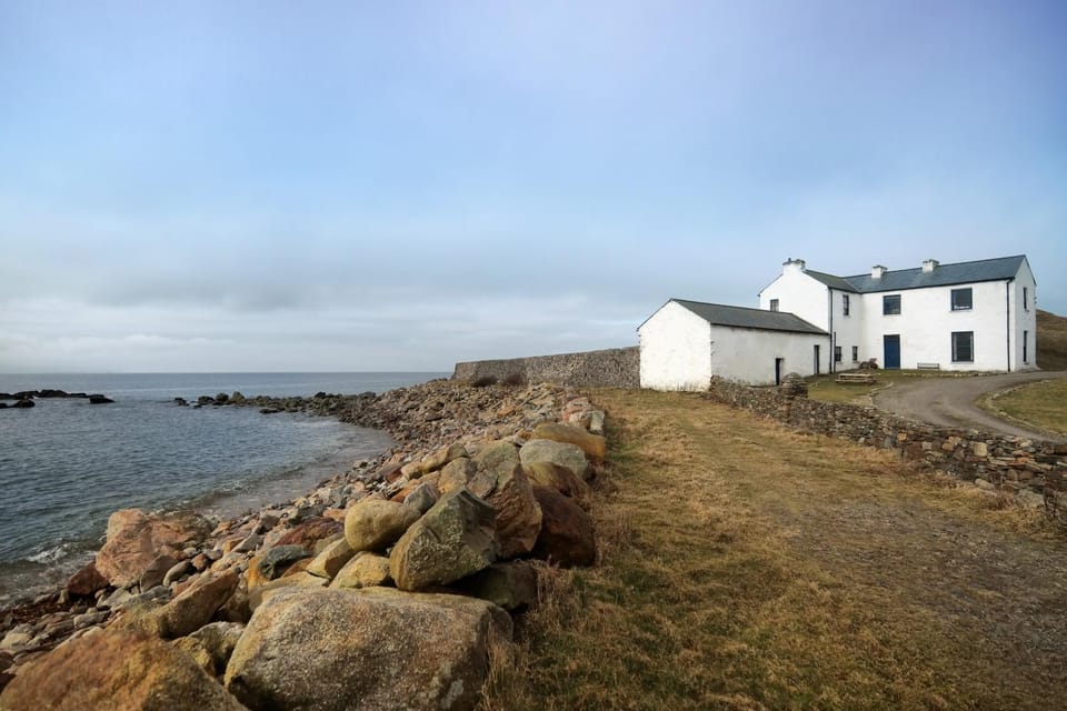 Property building, Nearby landmark, Facade/entrance, Day, Neighbourhood, Natural landscape, Winter, Garden, Beach, Beach, On site, Garden view, Landmark view, Sea view