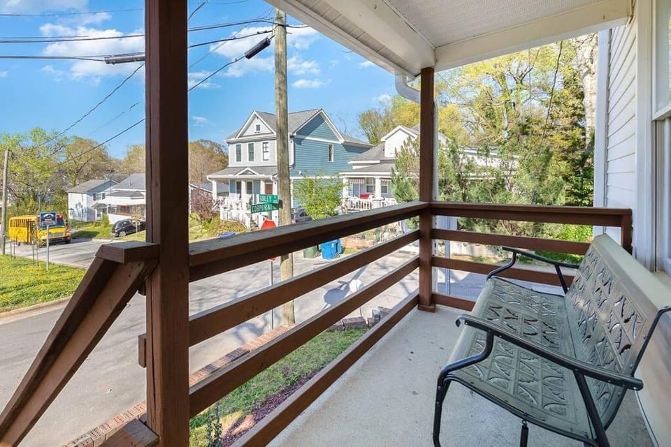Downtown home! Walk to Bulls Stadium, DPAC & food House in Durham