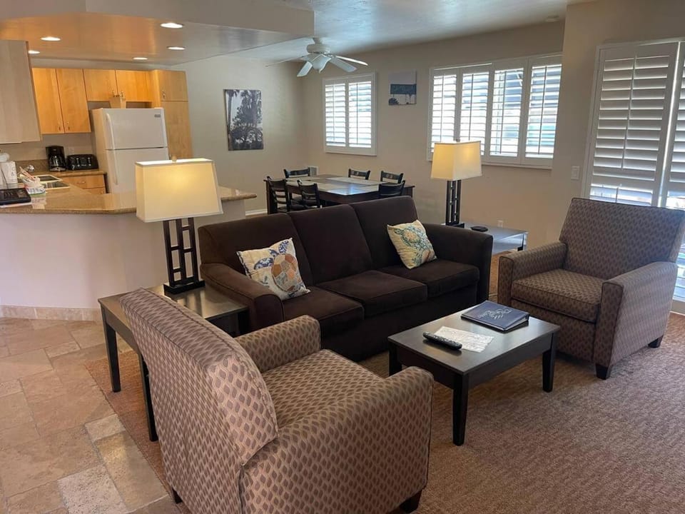 Kitchen or kitchenette, Living room, Seating area, Dining area, minibar, pet friendly, stove