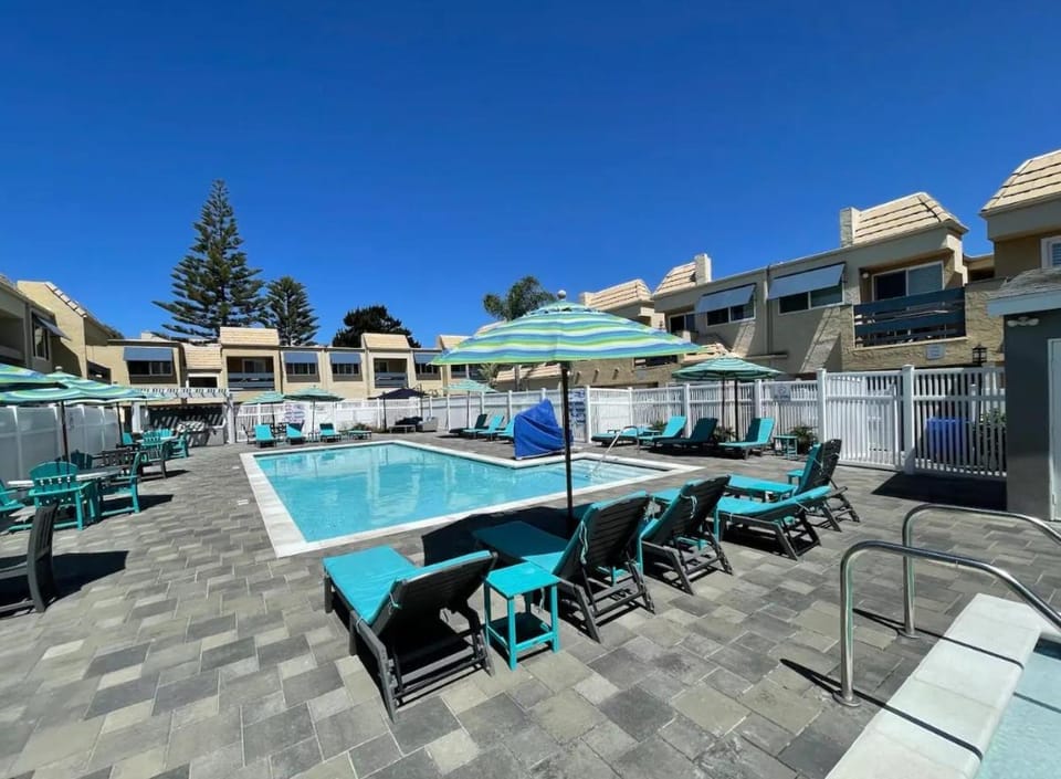 Patio, Day, Pool view, Swimming pool, sunbed