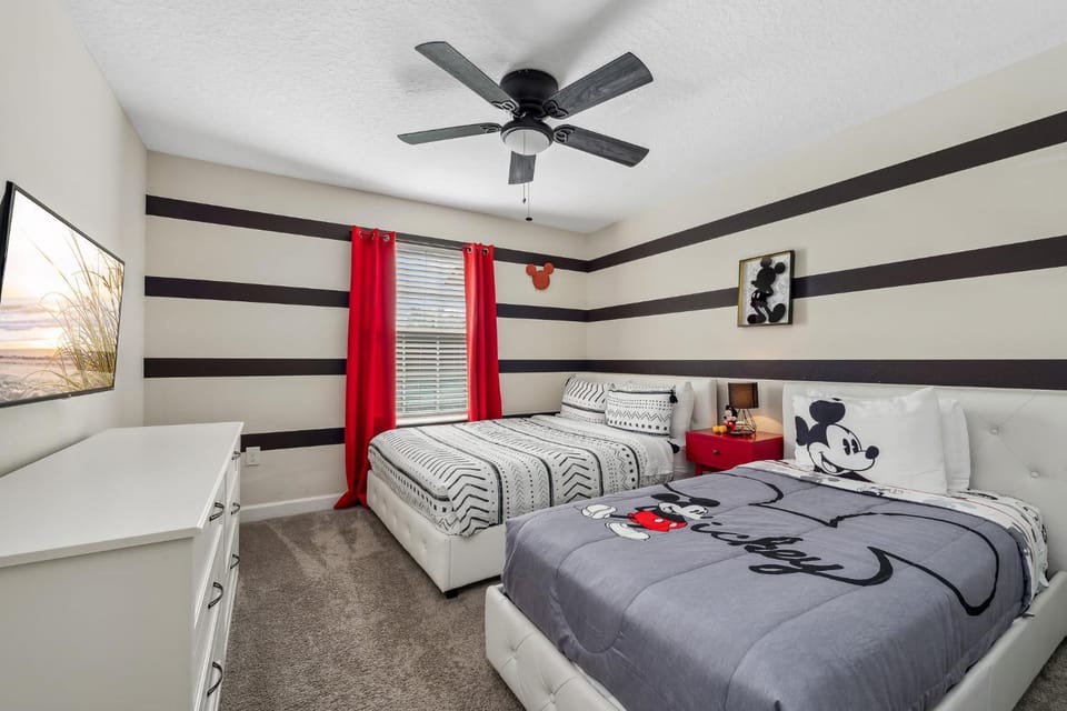 4BR Pool Home w Free Waterpark - 9 Min to Disney House in Kissimmee