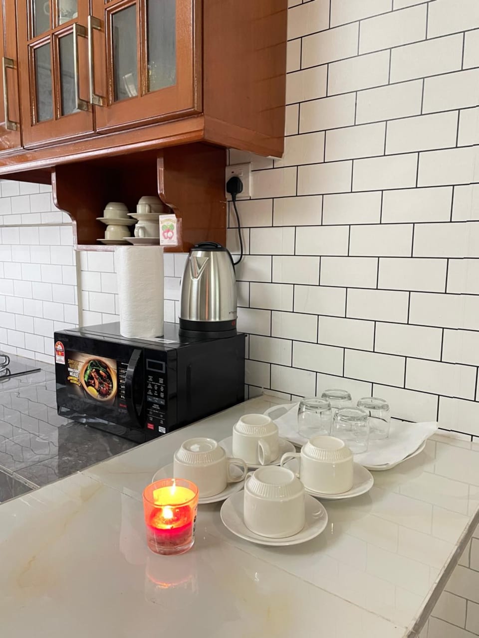Kitchen or kitchenette, minibar