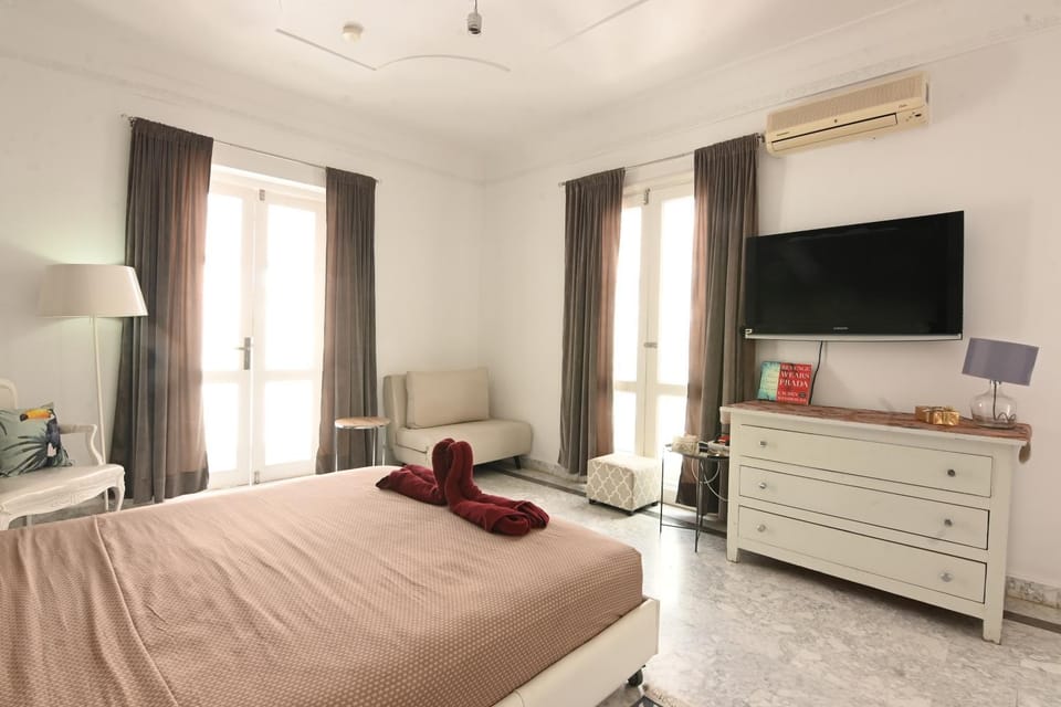 Bed, TV and multimedia, Photo of the whole room, Bedroom, towels, air conditioner