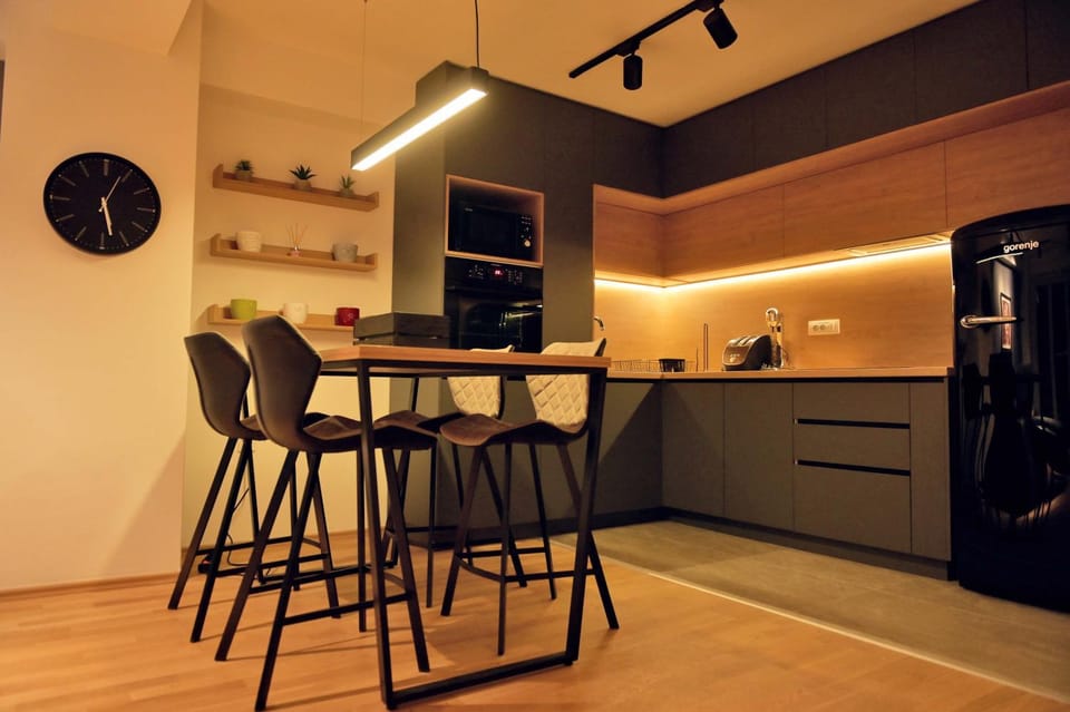 Kitchen or kitchenette, Dining area, minibar, pet friendly