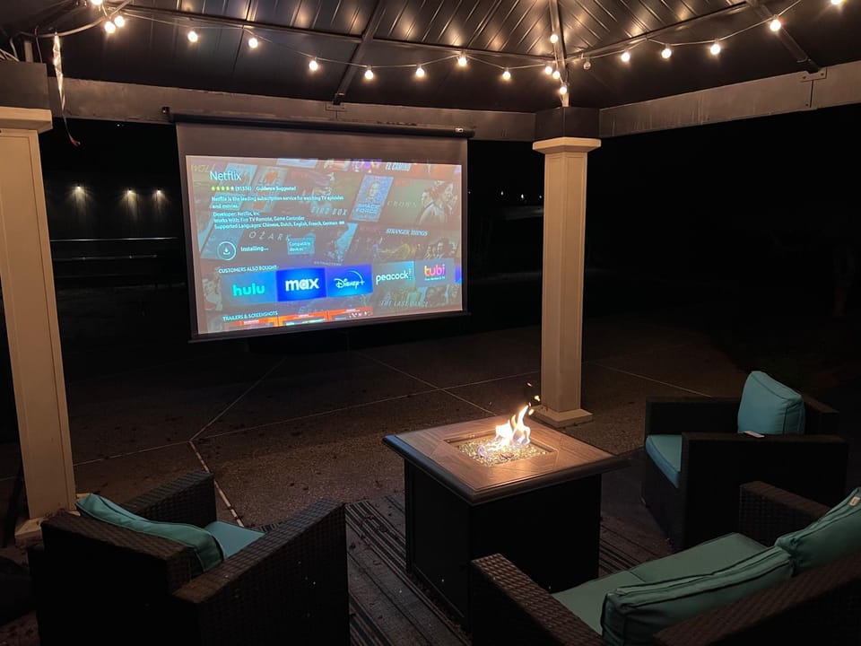 Patio, TV and multimedia, Seating area, Evening entertainment