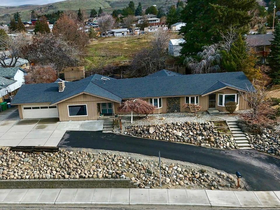 Property building, Natural landscape, Parking