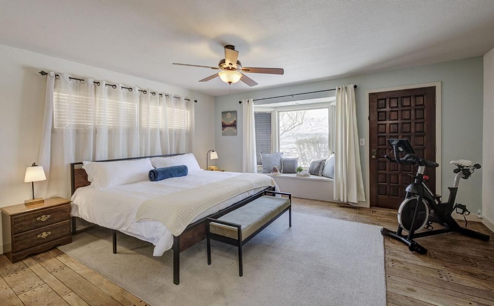 Bed, Photo of the whole room, Bedroom, fireplace