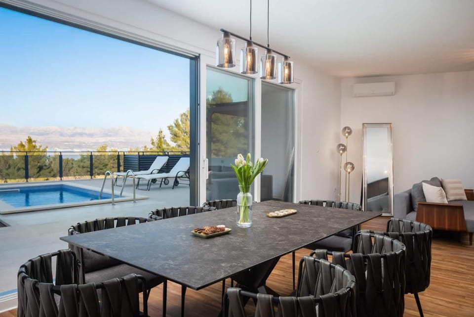 Villa Golden Ananas, 45 m2 headet pool, seaview Villa in Split-Dalmatia County