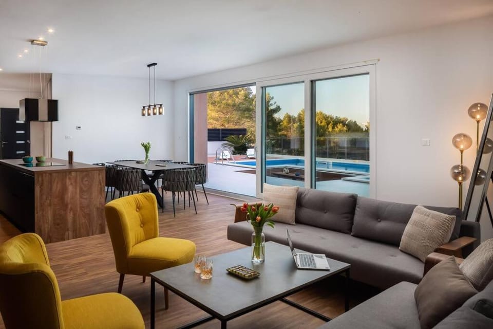 Villa Golden Ananas, 45 m2 headet pool, seaview Villa in Split-Dalmatia County