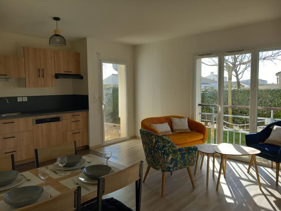 Kitchen or kitchenette, Living room, Seating area, Dining area, pet friendly