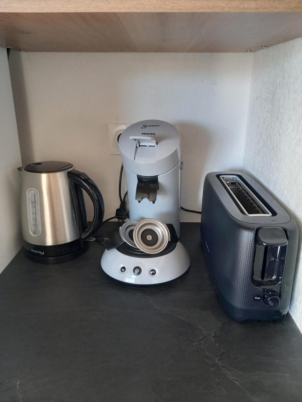 Coffee/tea facilities, toaster
