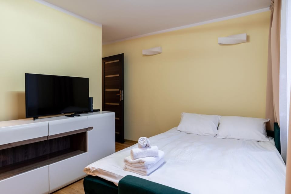 Communal lounge/ TV room, Bed, TV and multimedia, Photo of the whole room, Evening entertainment, Bedroom, towels