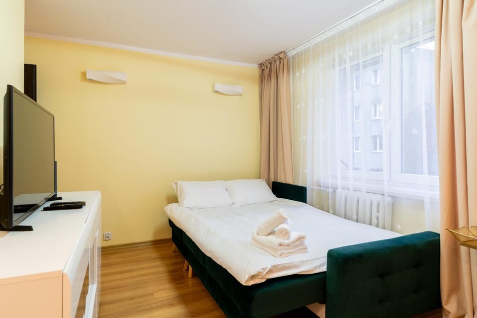 Bed, TV and multimedia, Living room, Photo of the whole room, Seating area, Dining area, Bedroom, hair dresser, towels