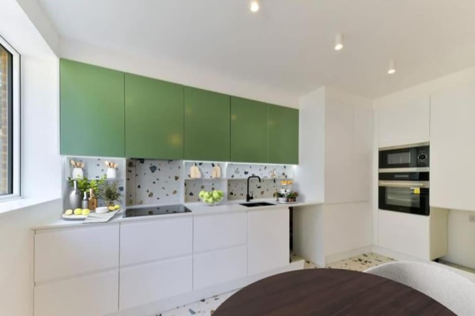 Big 4 Bed House, Close to Gatwick (15 mins) Apartment in Redhill