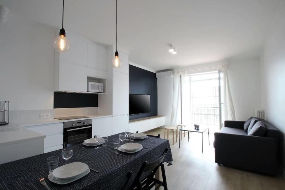 TV and multimedia, Kitchen or kitchenette, Living room, Seating area, Dining area