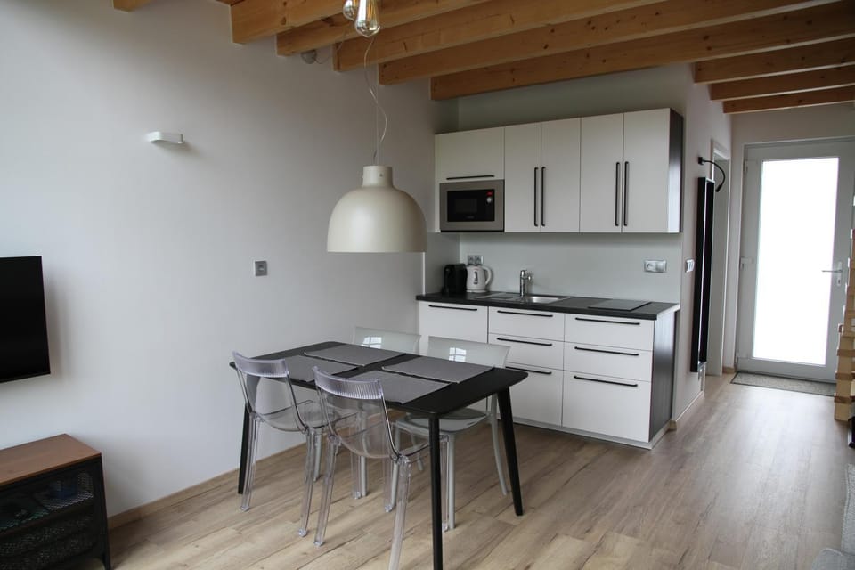 Kitchen or kitchenette, Dining area