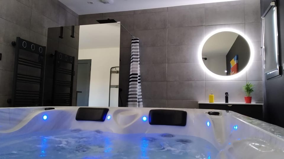 Le Spa du Verger de Firmin - jacuzzi intérieur privé Chalet in Occitanie