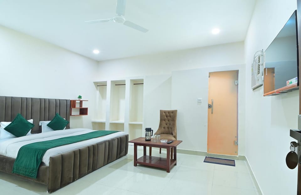 Bed, TV and multimedia, fireplace, air conditioner