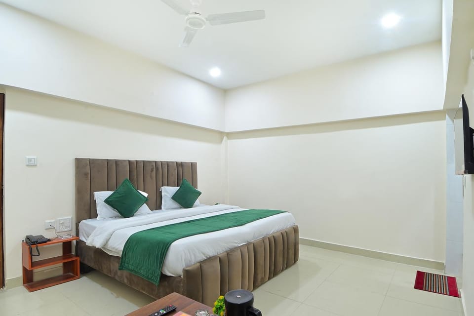Bed, TV and multimedia, Bedroom, fireplace