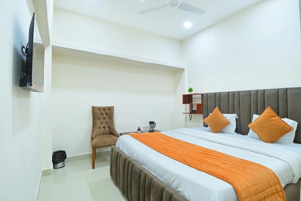 Toilet, Bed, TV and multimedia, fireplace, air conditioner