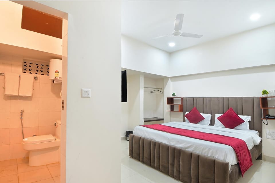 Toilet, Bed, Bathroom, towels