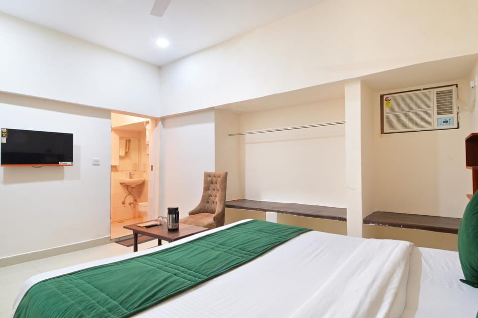 Bed, TV and multimedia, air conditioner