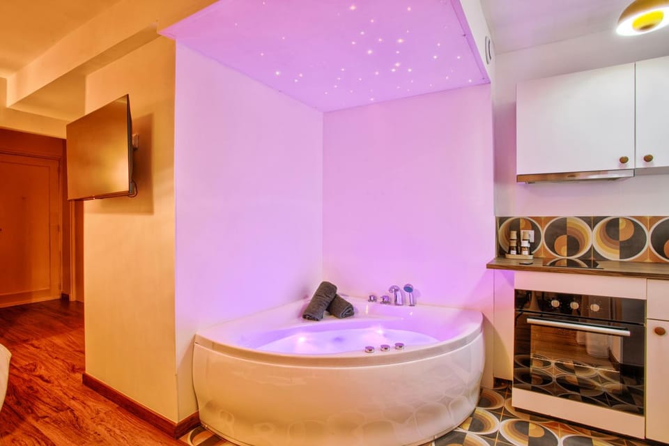 Suite année 70 - Jacuzzi et Balcon Apartment in Caen