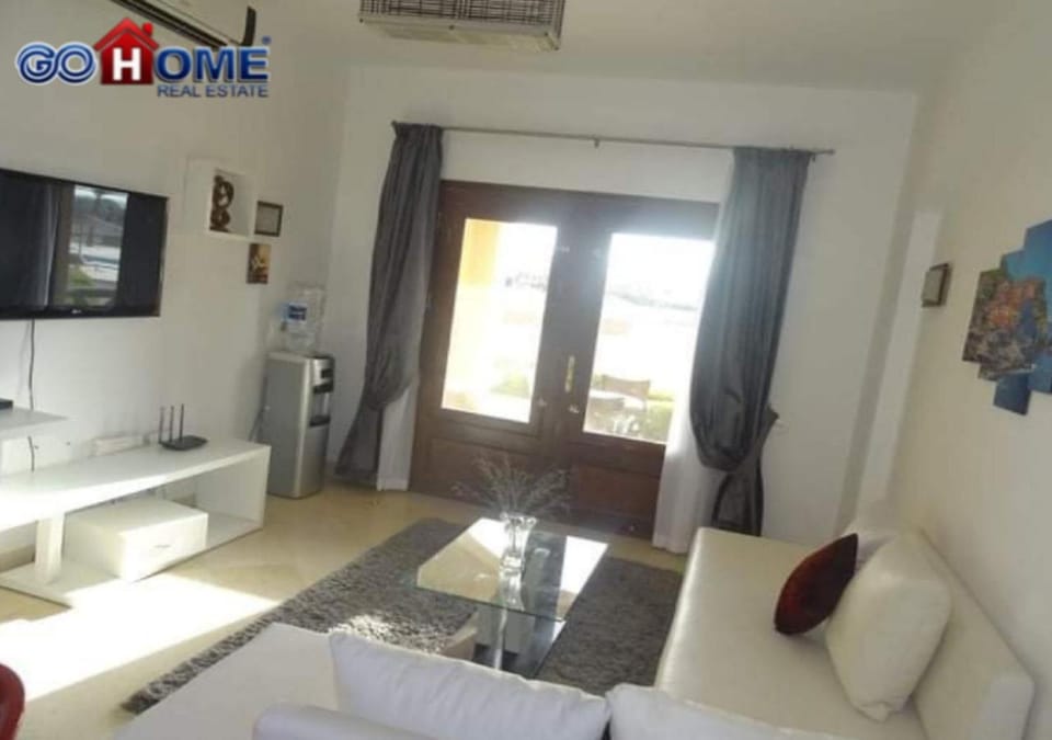 TV and multimedia, Living room, Photo of the whole room, Seating area, Dining area
