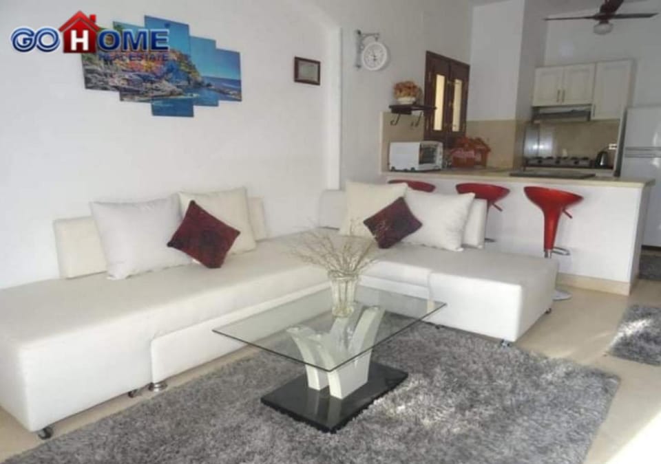 Kitchen or kitchenette, Living room, Seating area, minibar, pet friendly