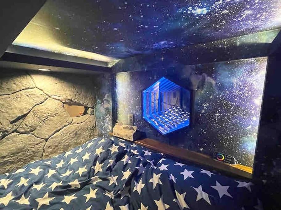Holy Planet House in Japan