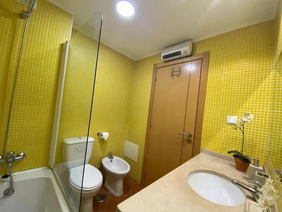 Shower, Toilet, Bathroom, bidet, towels