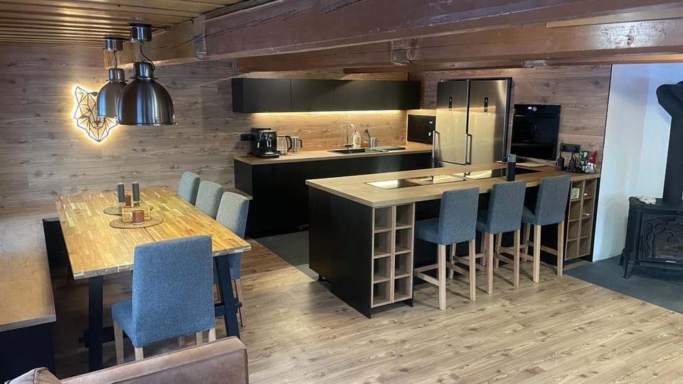 Kitchen or kitchenette, Dining area, minibar, oven, stove